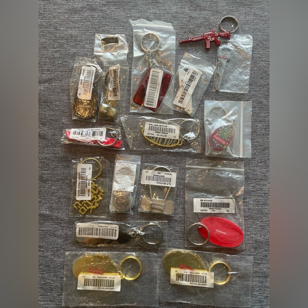 Supreme keychains - Picture 2 of 2